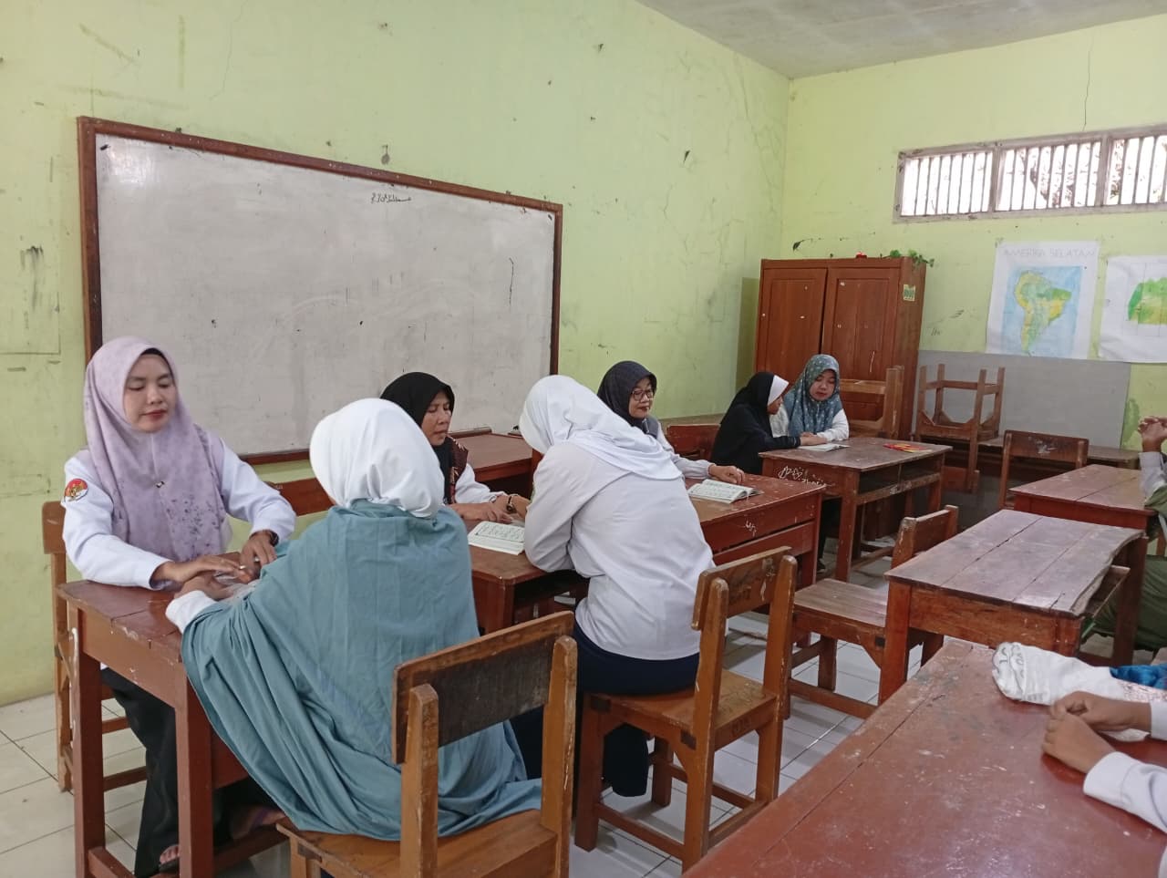 Suasana Khidmat Tadarusan MTs Salafiyah Bersama Guru Pembimbing &ndash; gambar 5