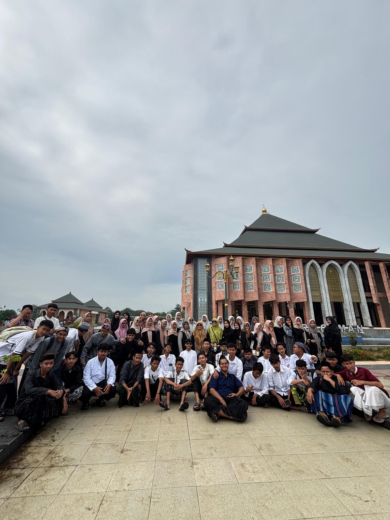 Ziarah Spiritual Siswa MA ke Sunan Gunung Jati: Menguatkan Nilai Keimanan Menjelang Ramadan